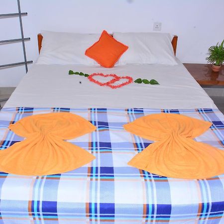 Pleasant Park Holiday Inn Тринкомали Экстерьер фото